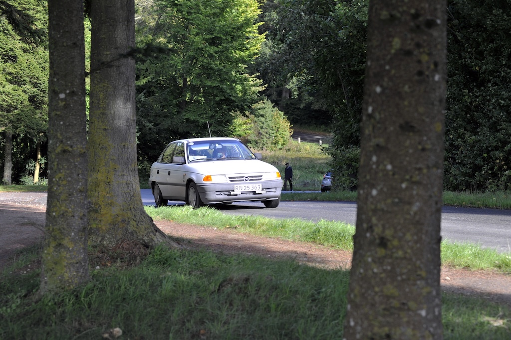 Deltagerne blev udfordret af skygge på skovene og skarp efterårssol - her er det Arne og Lone Fasberg, som blev mestre i Touring-klassen.
(Foto: Morten Alstrup)